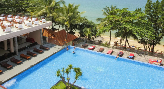 Кровать в общем номере Kim Hoa Resort