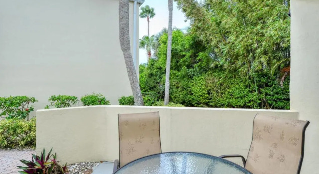 LaPlaya 104E Perfectly located near the path to the beach just steps from the pool