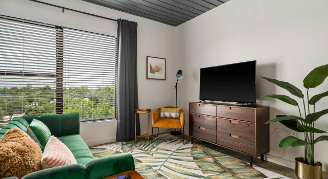Mid Main Lofts #6101 | Trendy & chill studio loft | Midtown, Забронировать Отель Отели Хьюстона с парковкой, рядом с Театр Ensemble, Парковка