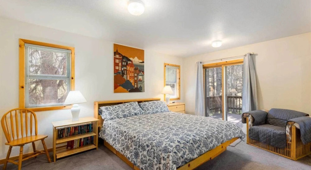 < 8 Mi to Donner Lake: Home w/ Deck + Balcony!