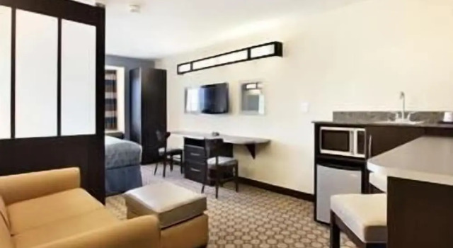 Двухместный люкс Microtel Inn & Suites by Wyndham Spring Hill/Weeki Wachee