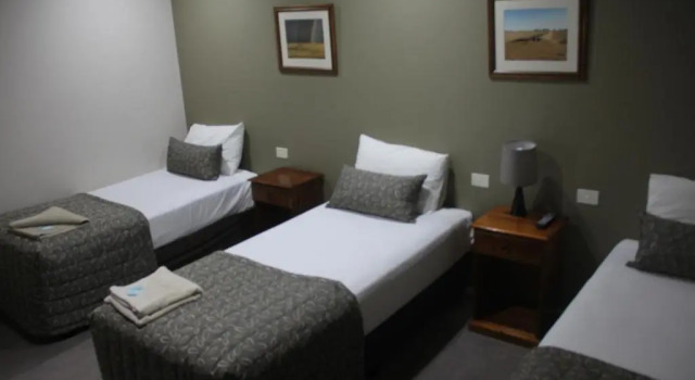 Семейный люкс с 2 комнатами The Saltbush Motor Inn