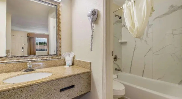 Шестиместный номер Standard Suburban Studios Florence I-95
