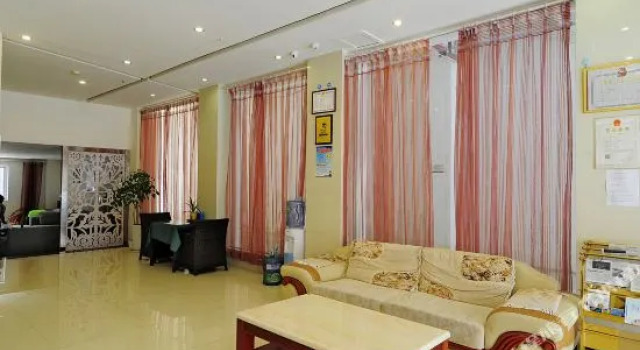 Thank Inn Chain Hotel Guizhou Kaili East Huancheng Road, Rezerwuj Hotel Hotele w Qiandongnan z parkingiem, Parking