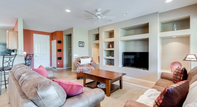 Sun City Grand 55+! Tranquil Yard! Amenities Galore! 3/2! 30 Night Minimum Stay! by Redawning, Foglalás Nyaraló Surprise Scottsdale