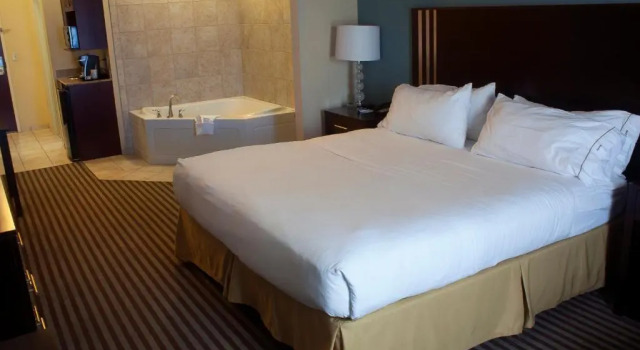 Люкс Superior Holiday Inn Express & Suites Youngstown West - Austintown by IHG