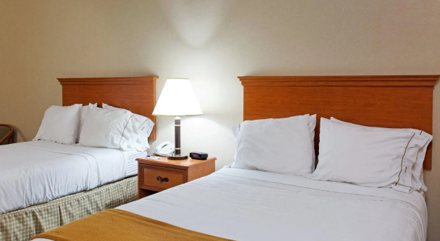 Четырёхместный номер Standard Holiday Inn Express Hotel & Suites Sylacauga by IHG