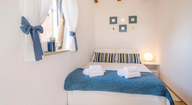 Beautiful Home in Sveti Vid With Wifi and 2 Bedrooms, Varaa Hotelli Hotellit Kvarner Islands uima-altaalla, Uima-allas