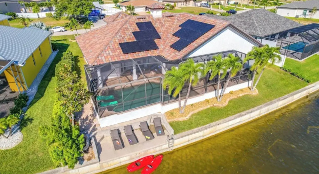 Коттедж On Canal: Luxe Cape Coral Oasis w/ Pool & Lanai!