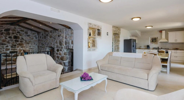 Stunning Home in Lovorno With Wifi and 5 Bedrooms