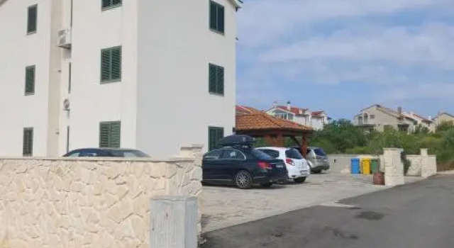 Laura Apartments