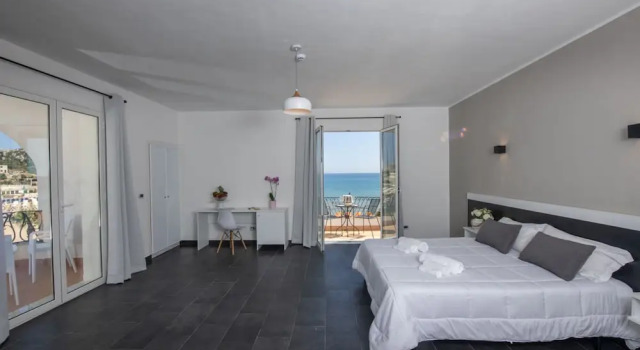Трёхместный номер Standard Baia D'Oro Hotel