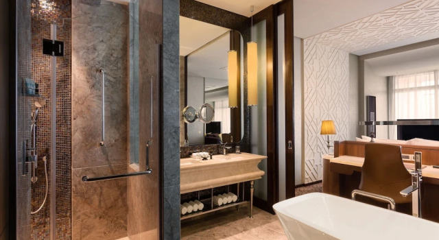 Двухместный номер Exclusive ITC One с балконом и с видом на озеро ITC Kohenur, a Luxury Collection Hotel, Hyderabad