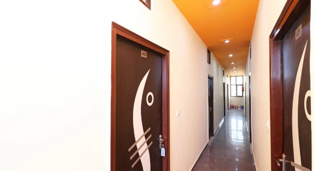 OYO 29909 Hotel Dev, Забронировать Отель Padra штат Гуджарат