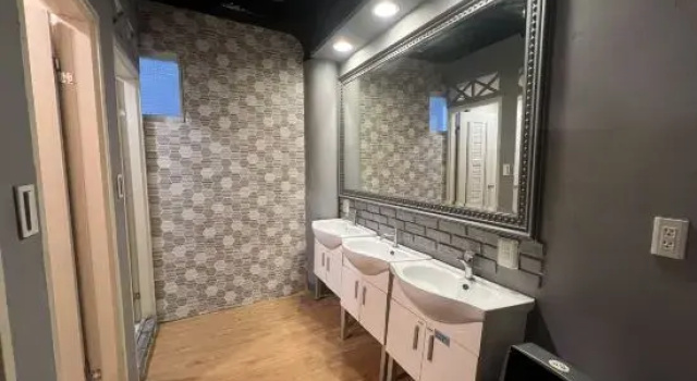 Кровать в общем номере (мужской номер) Mu-In Hotel