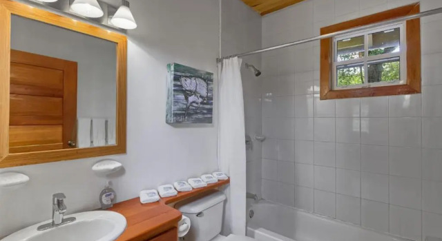 Коттедж с 2 комнатами Weezies Ocean Front Hotel and Garden Cottages