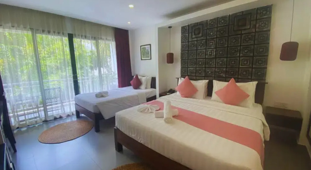 Семейный номер Deluxe с балконом и с видом на бассейн Angkor Land House