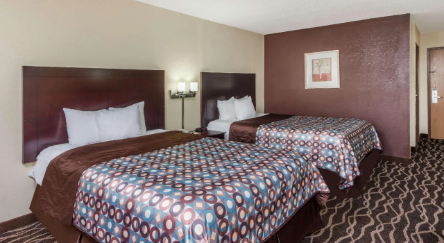Четырёхместный номер Standard Days Inn & Suites by Wyndham Casey