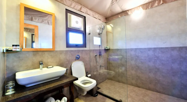 Кровать в общем номере The Fern Seaside Luxurious Tent Resort Diu
