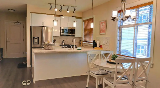 Modern & Comfy 2brdm Condo in Langley - Close to Highway 1, Réserver Hôtel Langley Lower Mainland