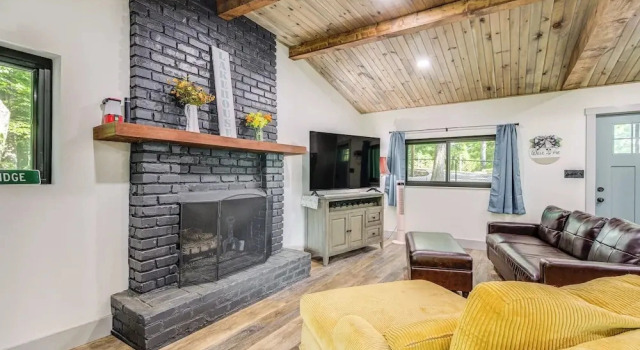 Dandridge Home on Douglas Lake w/ Hot Tub & Dock!, Book Feriehus Villaer i Tennessee, Villa