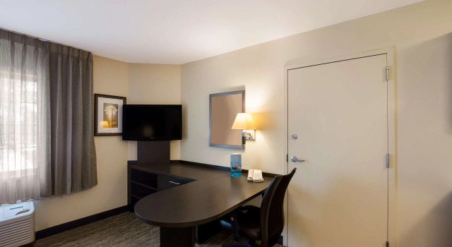 Candlewood Suites Saint Louis, Rezerwuj Hotel Hotele w Earth City z parkingiem, Parking