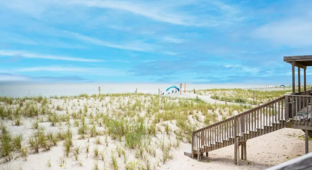 Salty But Sweet by Oak Island Accommodations, Забронировать Отель Остров Оук Северная Каролина, рядом с Пирс Ocean Crest