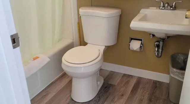 Четырёхместный номер Standard с балконом Weirs Beach Motel and Cottages