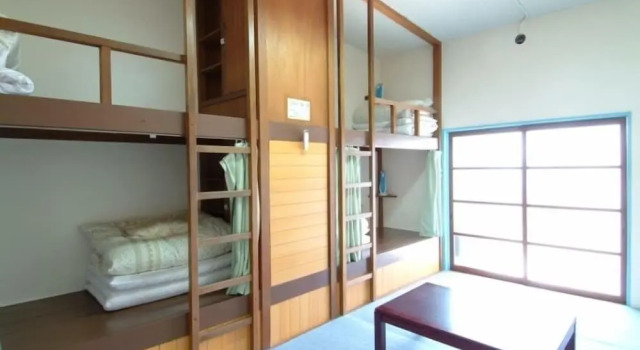 Кровать в общем номере (мужской номер) с балконом Amanohashidate Youth Hostel