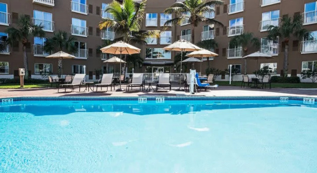 Кровать в общем номере Holiday Inn Express & Suites Naples Downtown - 5th Avenue by IHG