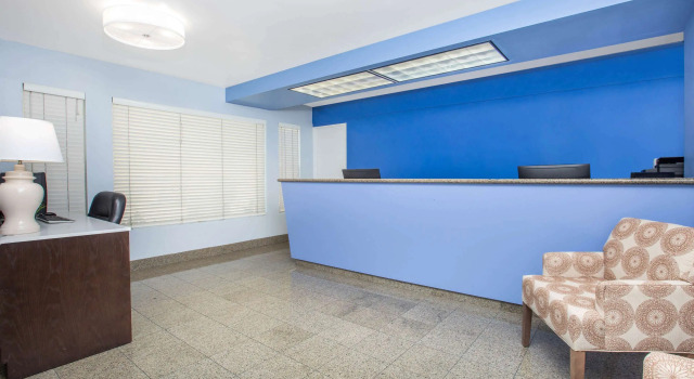 Baymont by Wyndham San Diego Downtown, Забронировать Отель Отели Сан-Диего с парковкой, рядом с AD Nightclub, Парковка