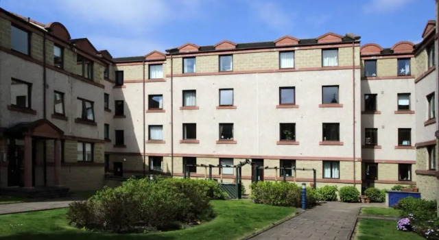 2 Bedroom Canalside Apartment