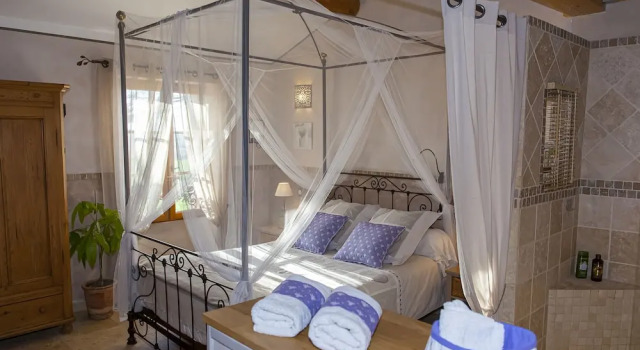 B&B Mas des Rabasses, Rezerwuj Bed and Breakfast Hotele w Vaucluse z basenem, Basen