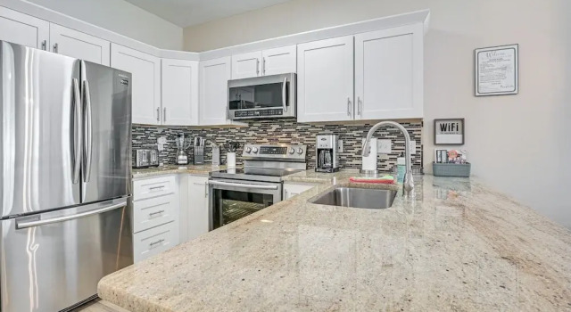 4 Mi to Ocean: Breezy Golf Condo in Myrtle Beach, Забронировать Отель Миртл-Бич Гранд-Странд, рядом с Outlet Park at Waccamaw Shopping Center