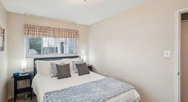 Uline Hospitality 4 Bedroom Home, Забронировать Отель Александрия 
