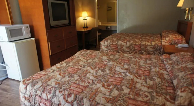 Standard Neljän hengen huone Executive Inn & Suites