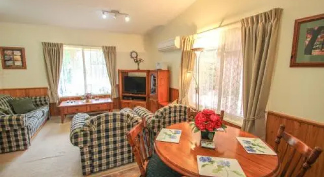 Silver Birches Holiday Village - Unit 5, Book Apartment Bright 
