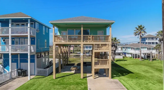 Sunny Beach House by Ryson Vacation Rentals