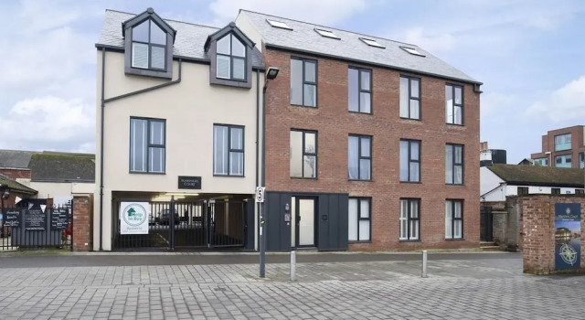 Beautiful 2 Bedroom Apartment With Parking in The Docks