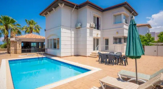 Poolside Bar Villa · Sea Views · Çatalköy, Buchen Sie Villa Cottages in Gecitkale, Cottage