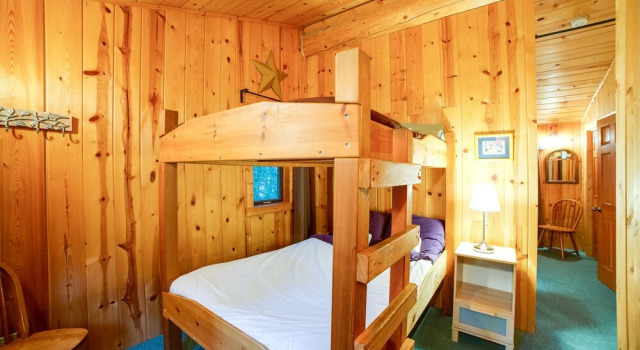 10SL - Real Log Cabin - WiFi - SLEEPS-8, Rezerwuj Dom wakacyjny Glacier Stany Zjednoczone