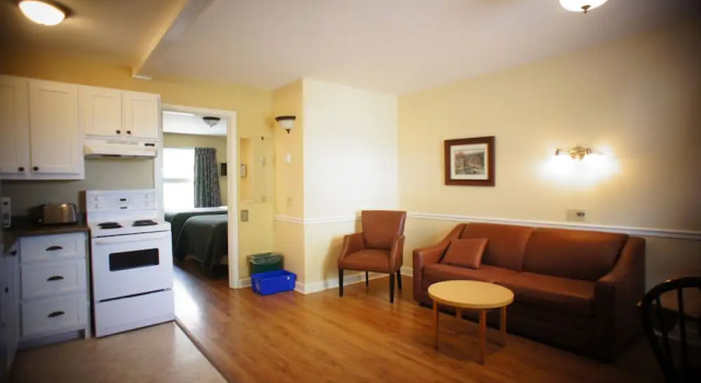 Четырёхместный люкс Silverwood Inn & Suites