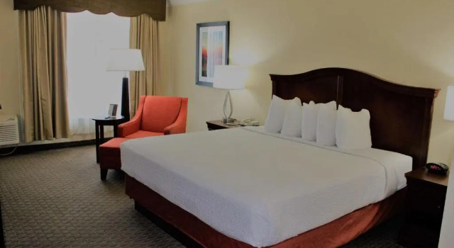 Номер Standard с видом на бассейн Best Western Plus Burlington