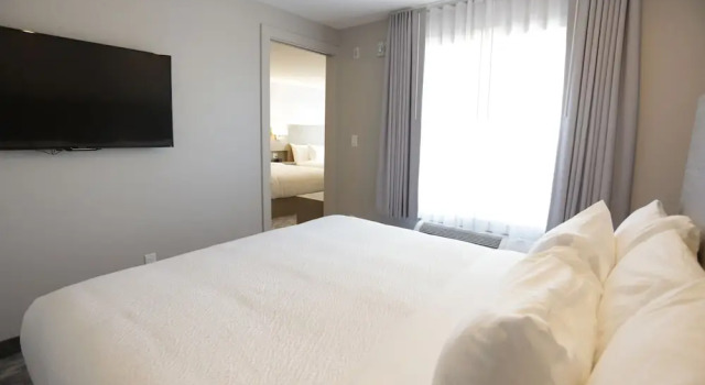 Семейный люкс Days Inn by Wyndham Calgary North Balzac