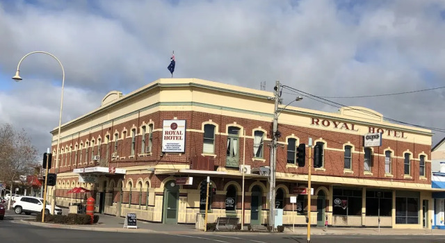 Royal Hotel, Book Hotel Hotels in Horsham with Parking, Parking