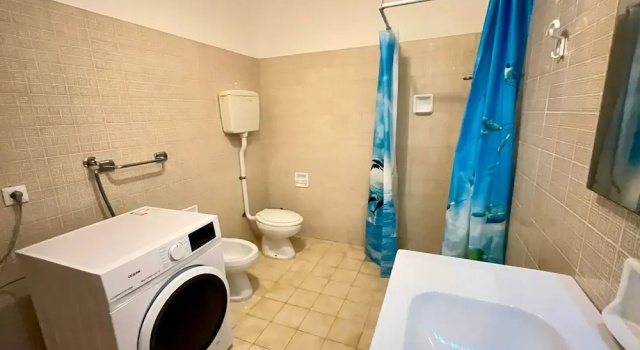Spacious Apartment for six Guests, Book Lejlighed Hoteller i Friuli Venezia Giulia med parkering, Parkering