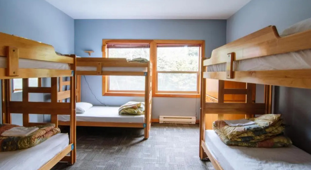 Кровать в общем номере Whalers Guesthouse