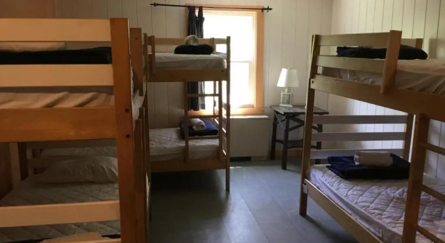Кровать в общем номере HI Marthas Vineyard Hostel