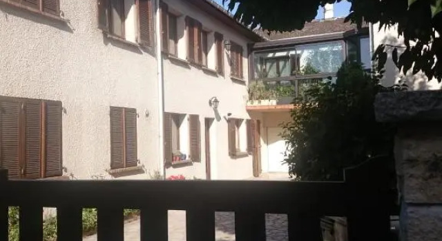 Коттедж с 3 комнатами La campagne dans la ville , maison d'hôtes