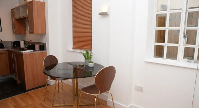 River-side 1 Bedroom Apartment in Bristol, Забронировать Апартаменты/квартира Темпл Бристоль, рядом с Бристольский университет